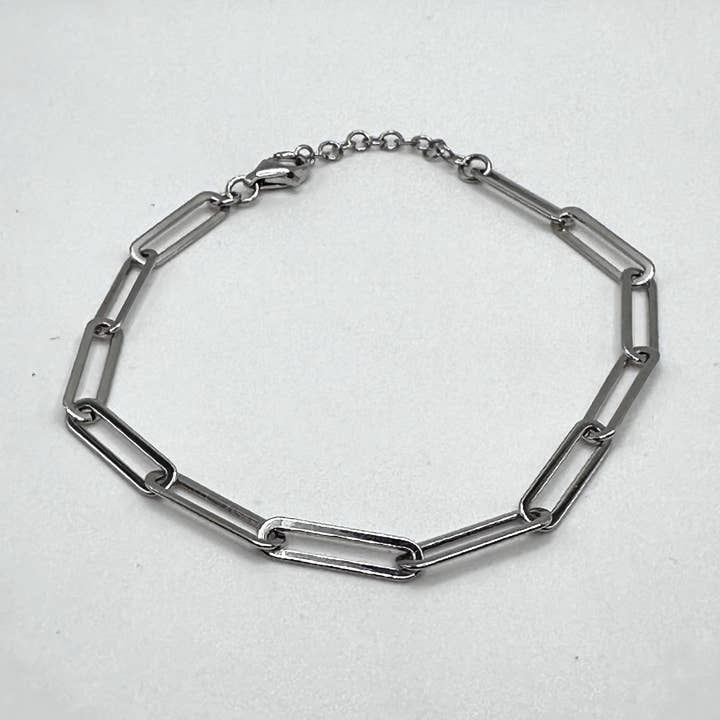 Bracelet en argent sterling à maillons trombone pour la vente par Ella Elisabeth Designs