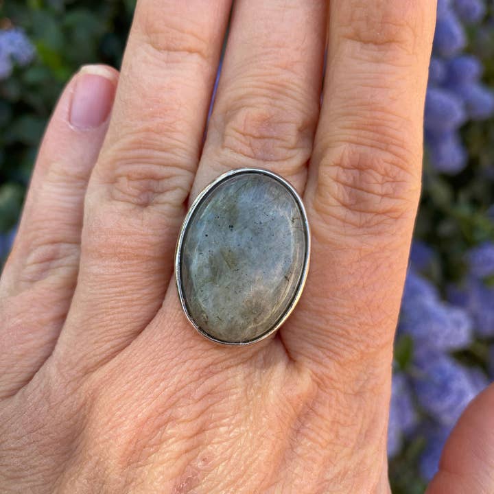Anello regolabile con pietra ovale di labradorite naturale per la vendita all'ingrosso da parte di Boutique Bohème