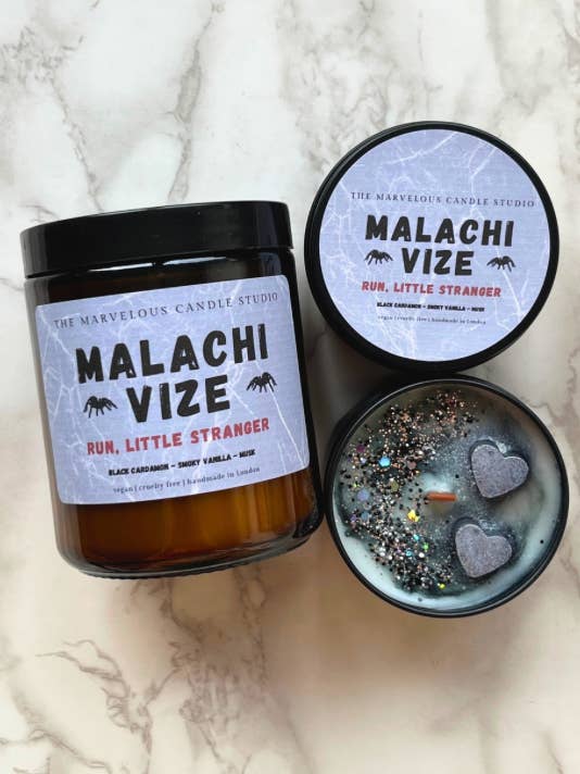 Malachi Vize Lys Officielt Licenseret af Leigh Rivers | Little Stranger Merch for engroshandel hos Marvelous Candle Studio