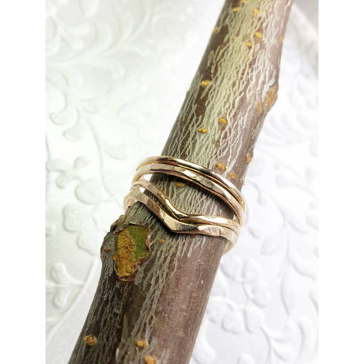 Gouden stapelringen (textuur/Chevron) voor wholesale door Nevermore Fine Jewelry