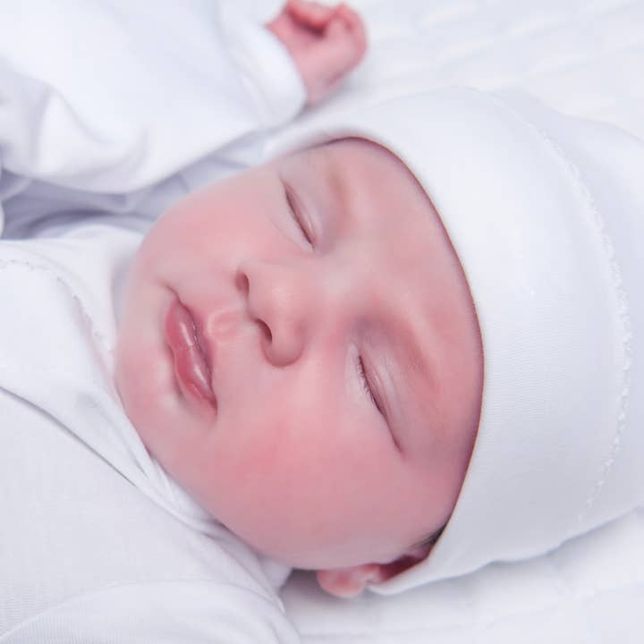 Bonnet blanc Solid Essentials pour la vente par Magnolia Baby