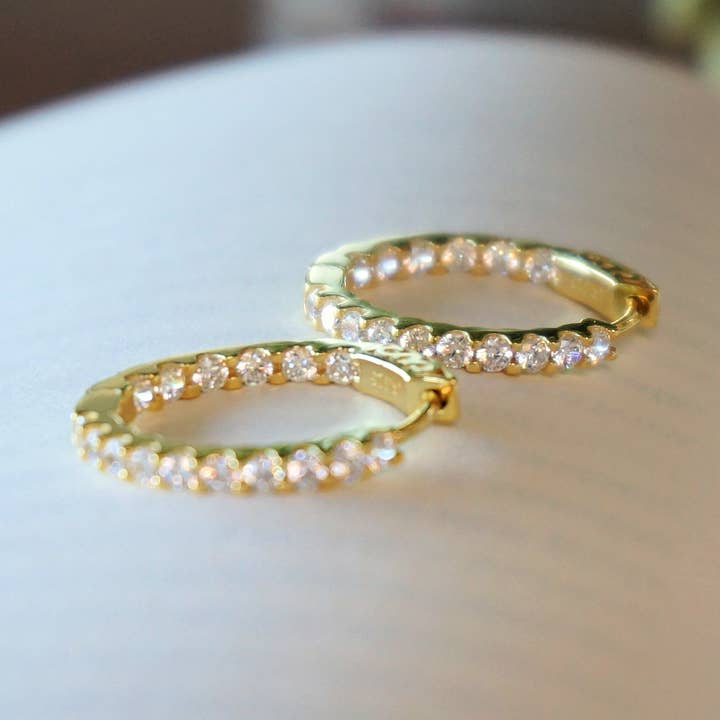 Orecchini a cerchio in oro Evelyn per la vendita all'ingrosso da parte di Sowell Jewelry