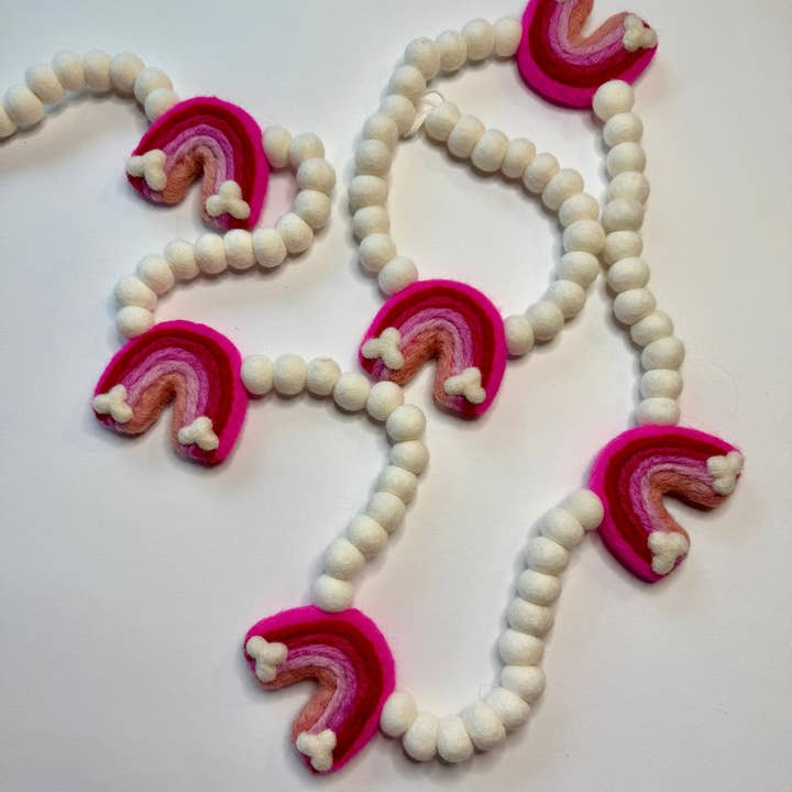 Guirlande en feutre de la Saint-Valentin arc-en-ciel rose pour la vente par Honey Loom Designs