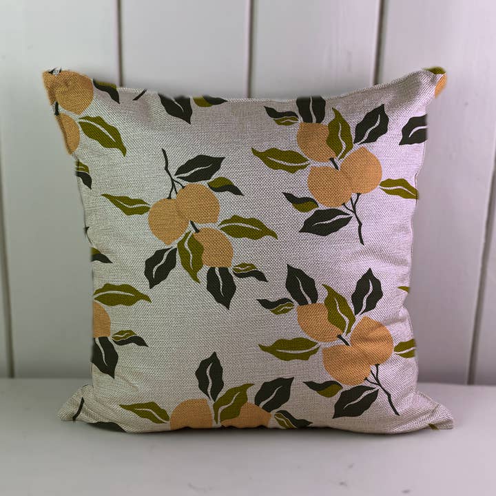 Housse de coussin en lin à motif de citrons mûrs pour la vente par Hills Of Fabric