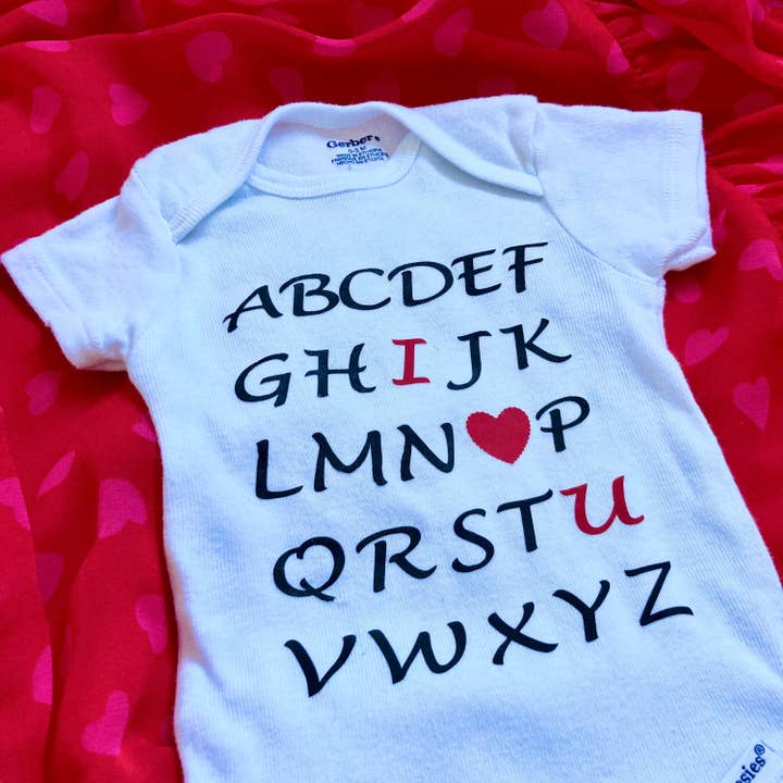 Body I Love You Alphabet Onesie® | Body I Love You | Body ABC | Tenue Saint-Valentin pour la vente par Captured In A Click Designs