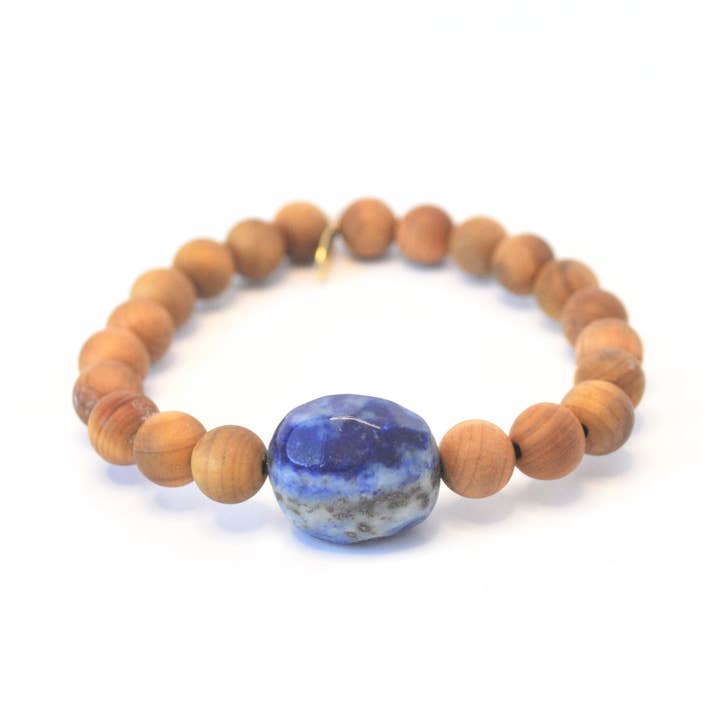 Bracelet de guérison en bois de santal et lapis lazuli pour la vente par Infinite Warrior