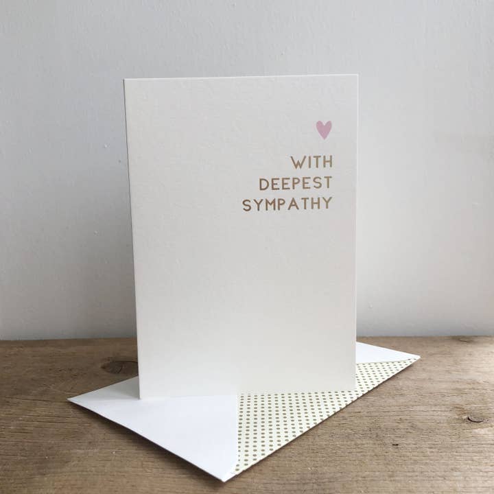 Biglietto di auguri contemporaneo in lamina dorata con scritta «With Deepest Sympathy» per la vendita all'ingrosso da parte di Megan Claire