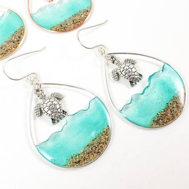 Skinny Pig Designs – Engroshandel Hængeøreringe og creoløreringe – Havgrønt vand og sand skildpadde øreringe i sterling sølv3