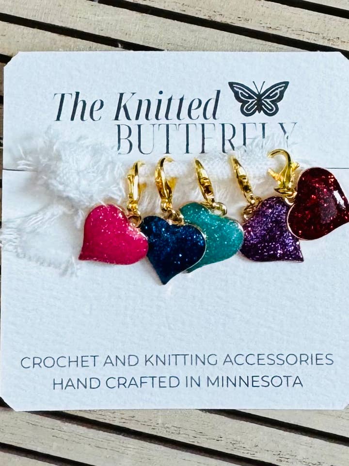 Tout le clinquant pour la vente par The Knitted Butterfly
