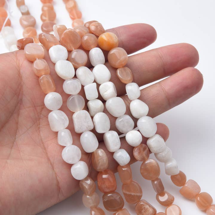 Naturlige solsten månesten småsten chips nuggetperler, GRN518 for engroshandel hos findings4uGem