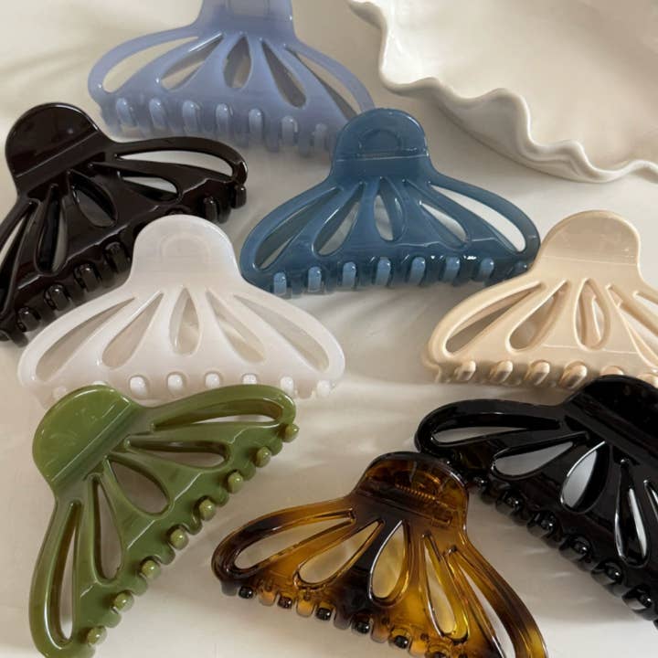 Glossy Shell Shape Claw Clips (CUHO) and other Purchase Wholesale shell claw clip. Free Returns & Net 60 Terms on Faire trending on Faire.