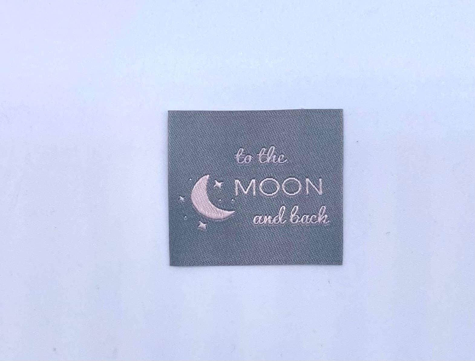 L’Étiquette Home Couture – wholesale Sömnadskit – Vävd fastsydd etikett "TO THE MOON AND BACK" grå2