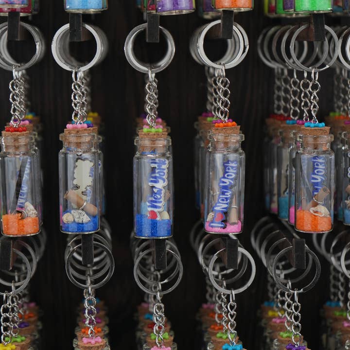 Loli – wholesale Nyckelringar - Dam – Fängslande miniatyrflaskor - Färgglada New York nyckelringar