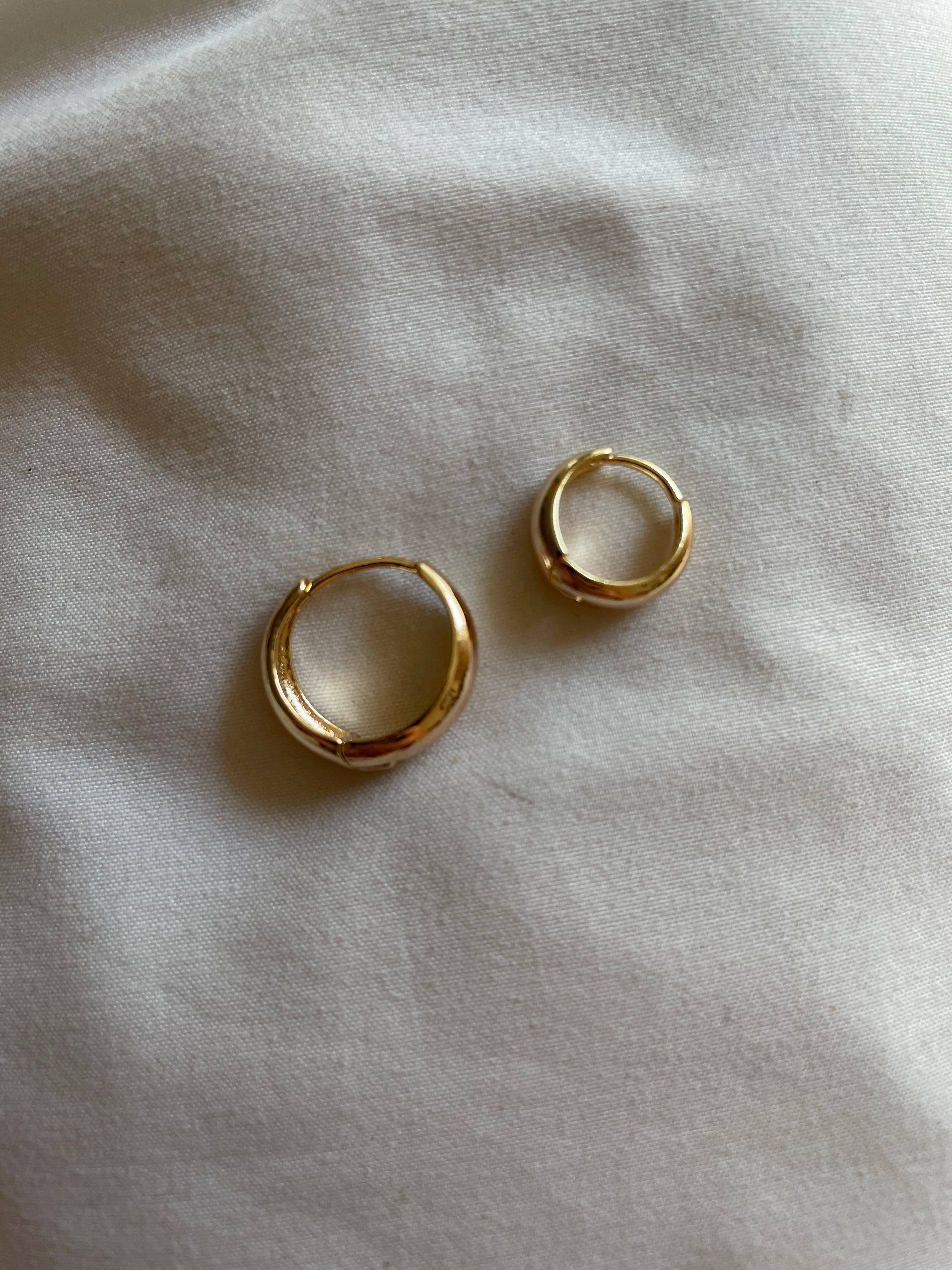 House of Au.ORA - Wholesale Huggie oorbellen - Jezebel gouden Huggie oorbellen. Met goud gevulde sieraden. Knuffels1