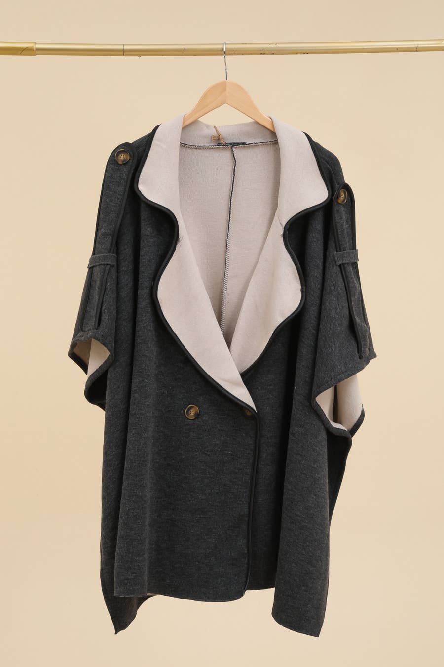 LÉA & LUC – Engroshandel Frakke - Dame – Løs og flydende jakke med poncho-stil fra LÉA & LUC4