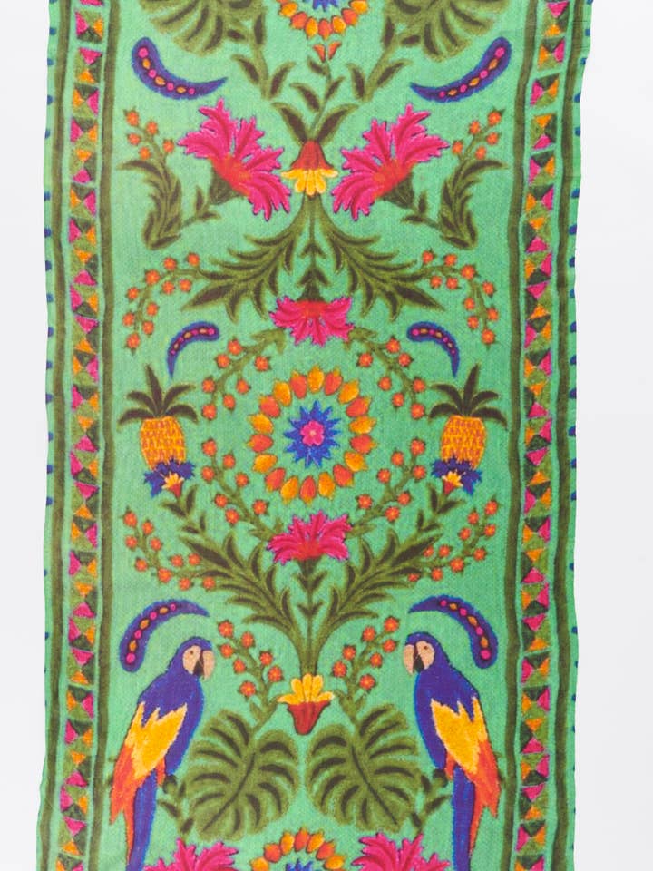 OTRACOSA Schal aus Wolle und Seide mit Papageien auf grünem Hintergrund für den Großhandel von OTRACOSA