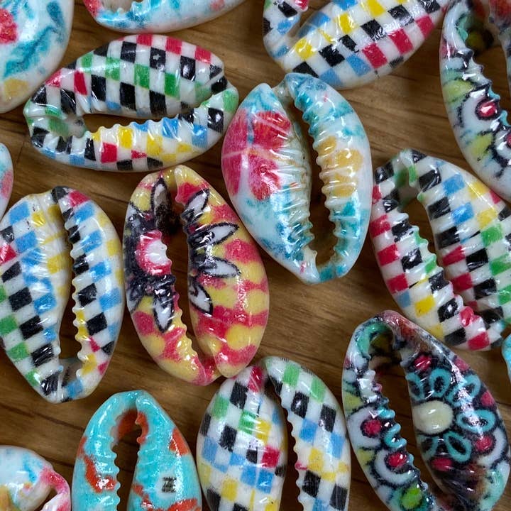 The Bead Bazaar - Wholesale Beads - Small Hand Painted Puka Shell, Beach Tropical Puka Shell Charm Beads, Bulk Jewelry Making Charms, Shell Charms, DIY Jewelry, Kids Craft Beads6