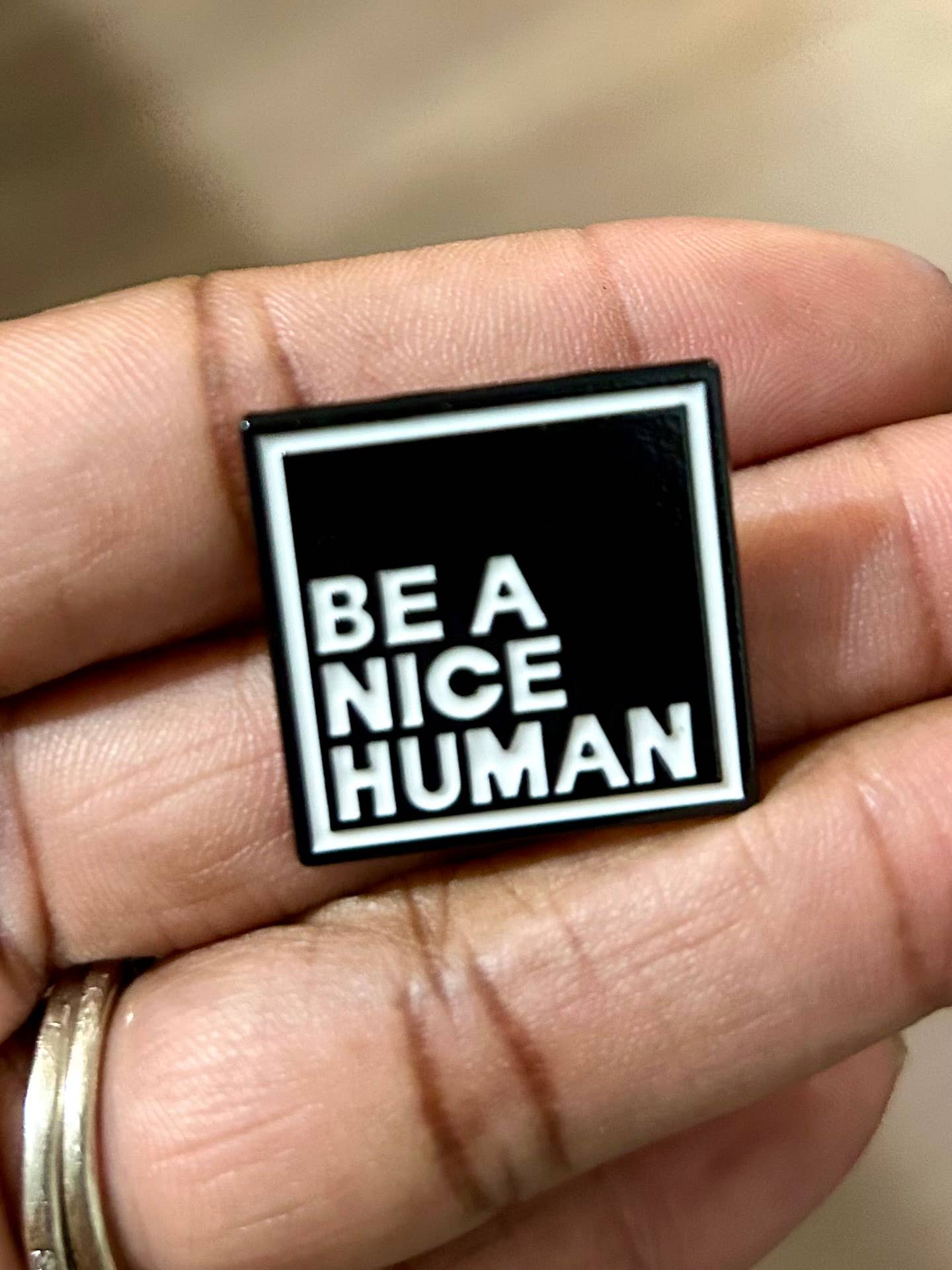 BG & Accessories - Vente Épinglettes/boutons - Des centaines d'épingles en émail - Lots mystères - Thèmes variés3