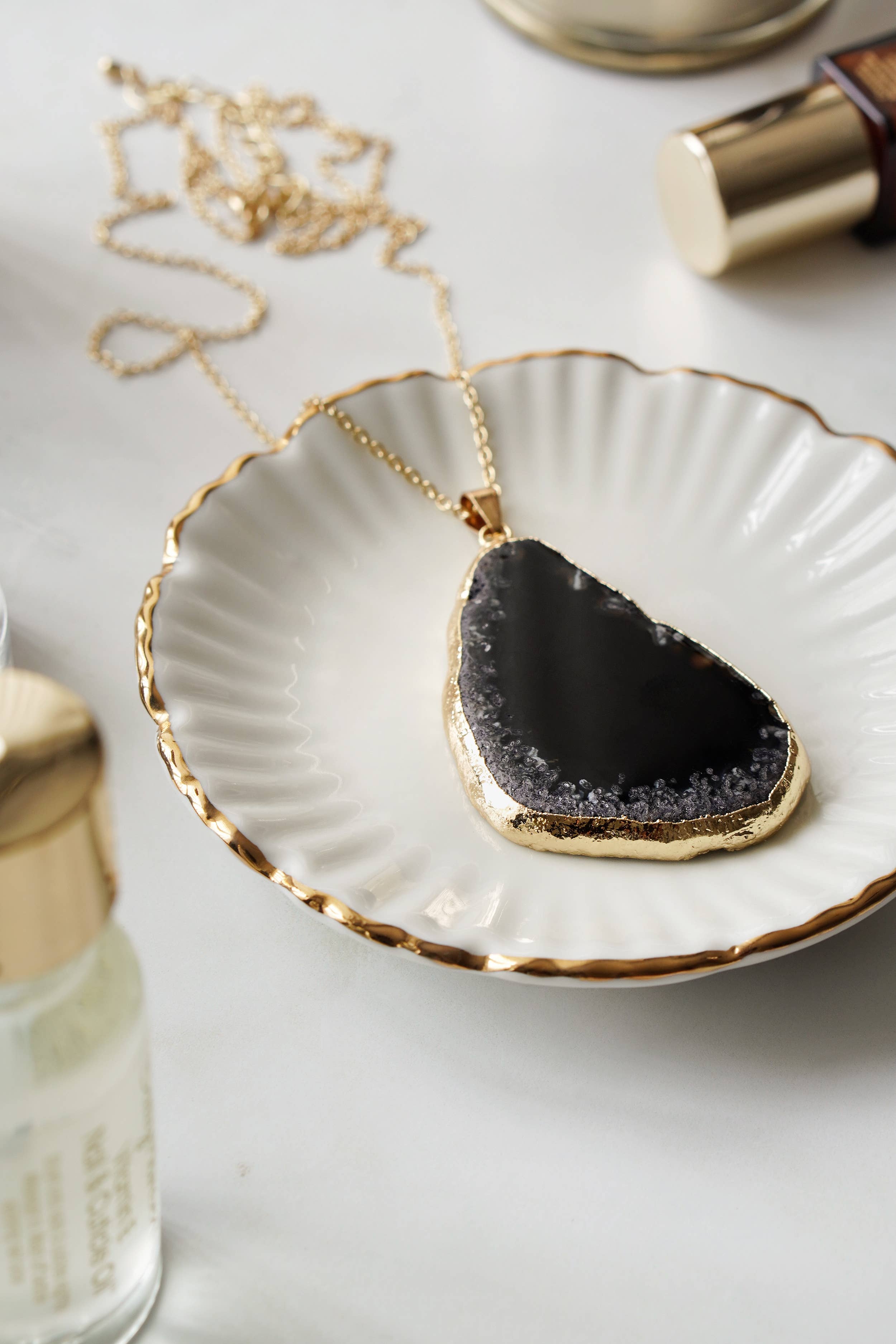 Xander Kostroma - Vente Colliers à pendentif - Collier sautoir en agate noire avec bordures dorées2