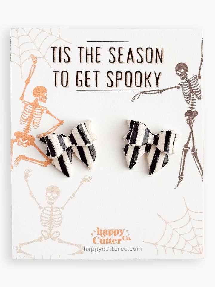 Clous d'Halloween – Boucles d'oreilles nœud rayé noir et blanc d'Halloween pour la vente par Happy Cutter Co