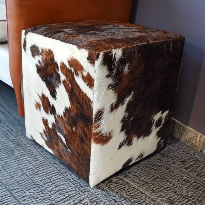 Pouf ottoman en cuir de vachette fait main, véritable pouf en cuir de vache pour la vente par Rosoc Rug
