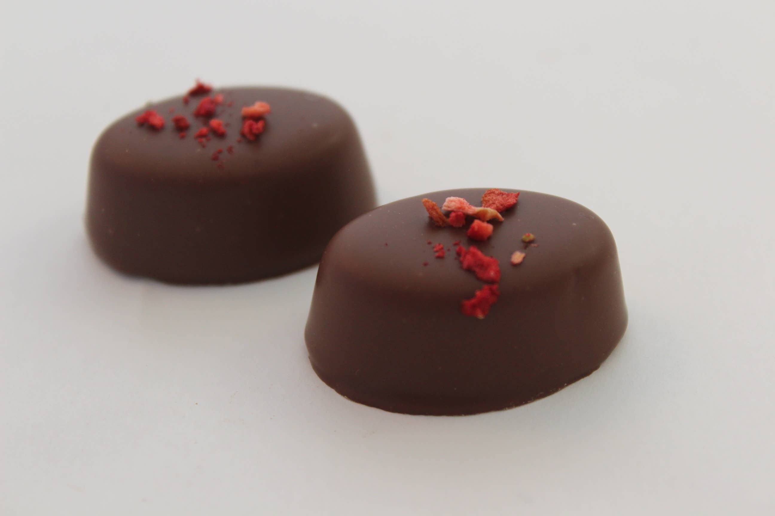 Royale Normande Chocolaterie – Chocolate por atacado – CHOCOLATE DE LEITE - GANACHE DE MORANGO - CAIXA A GRANEL 1581