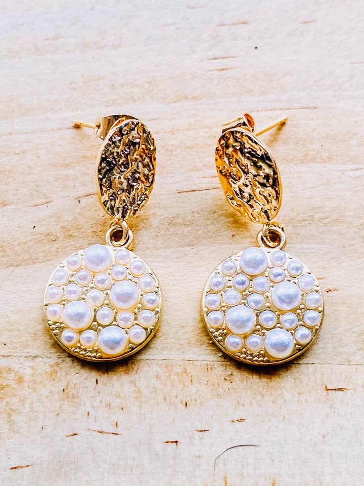 Orecchini Olivia in oro e perle per la vendita all'ingrosso da parte di Boho Beach Break