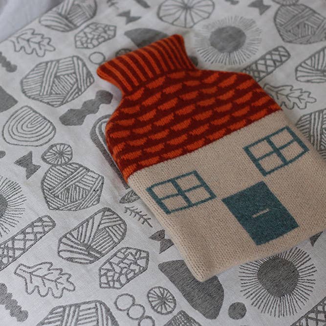 Donna Wilson - Vente Compresses chaud/froid - Bouillotte en forme de maison avec housse tricotée2