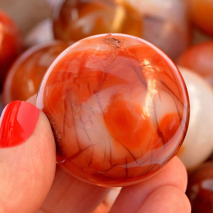 Kaia & Crystals – wholesale Andlig sten/kristall – Röd karneol sfär sten (45mm - 65mm)