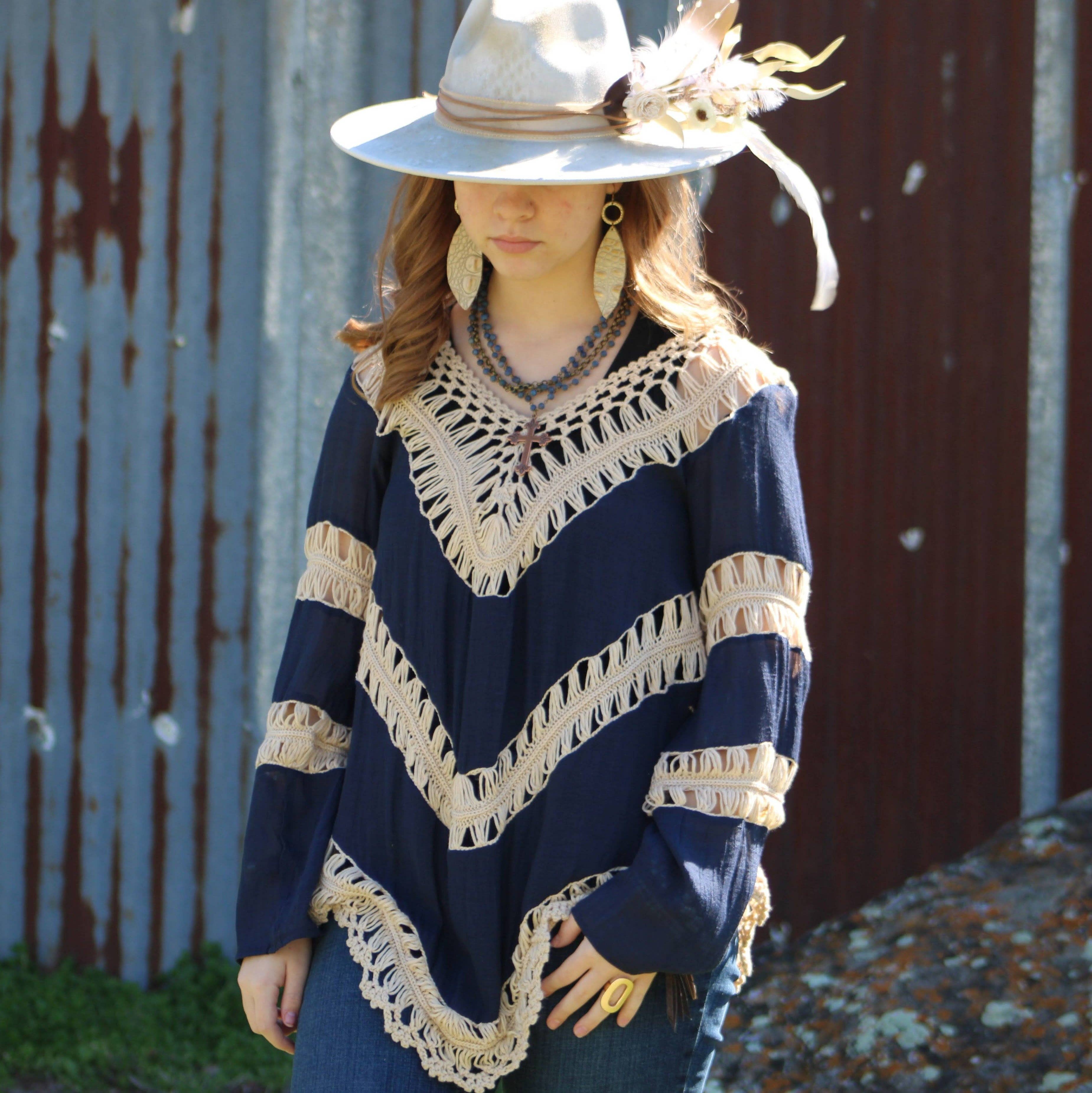 The Jewelry Junkie – Großhandel Kette mit Anhänger/Charm – Blaue Lapishalskette in Halsbänderlänge mit Kupferkreuz 255v2