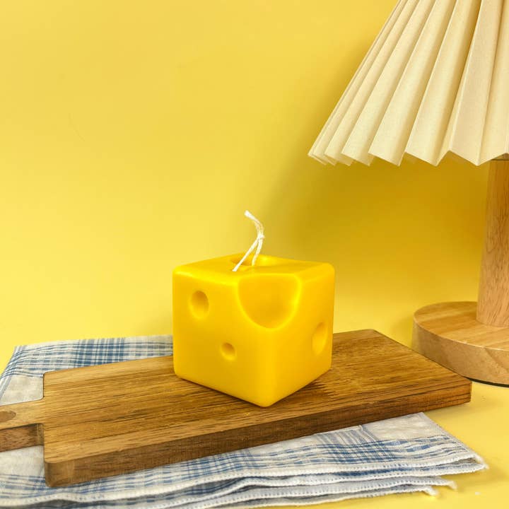 The Wednesday Co - Wholesale Grappige kaars - Sueño con Queso - Kaars in kaasvorm3