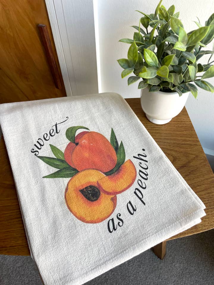 Aquarell Mehlsack Geschirrtuch (Beige) Süß wie ein Pfirsich für den Großhandel von Kristin Schmidt Artist