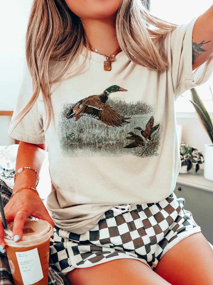 THE LATTIMORE CLAIM - Wholesale Graphic Sweatshirt - Women's - Retro Duck Scene - Cream - Sweatshirts & T-Shirts1