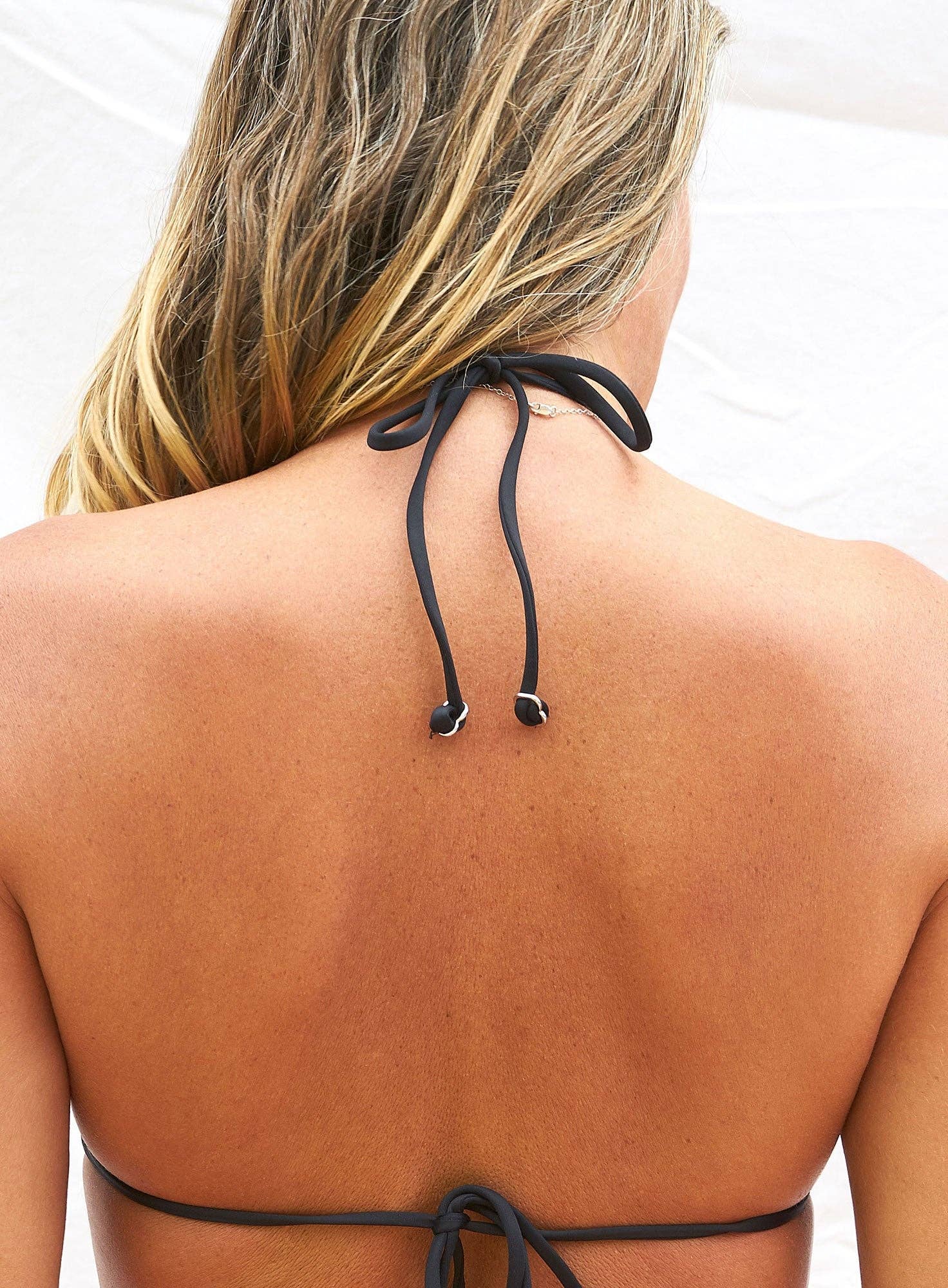 Yindi and Salt – wholesale Bikiniöverdelar – Dam – Lindsay Reversible String Bikini Top - Svart/Paradise Print7