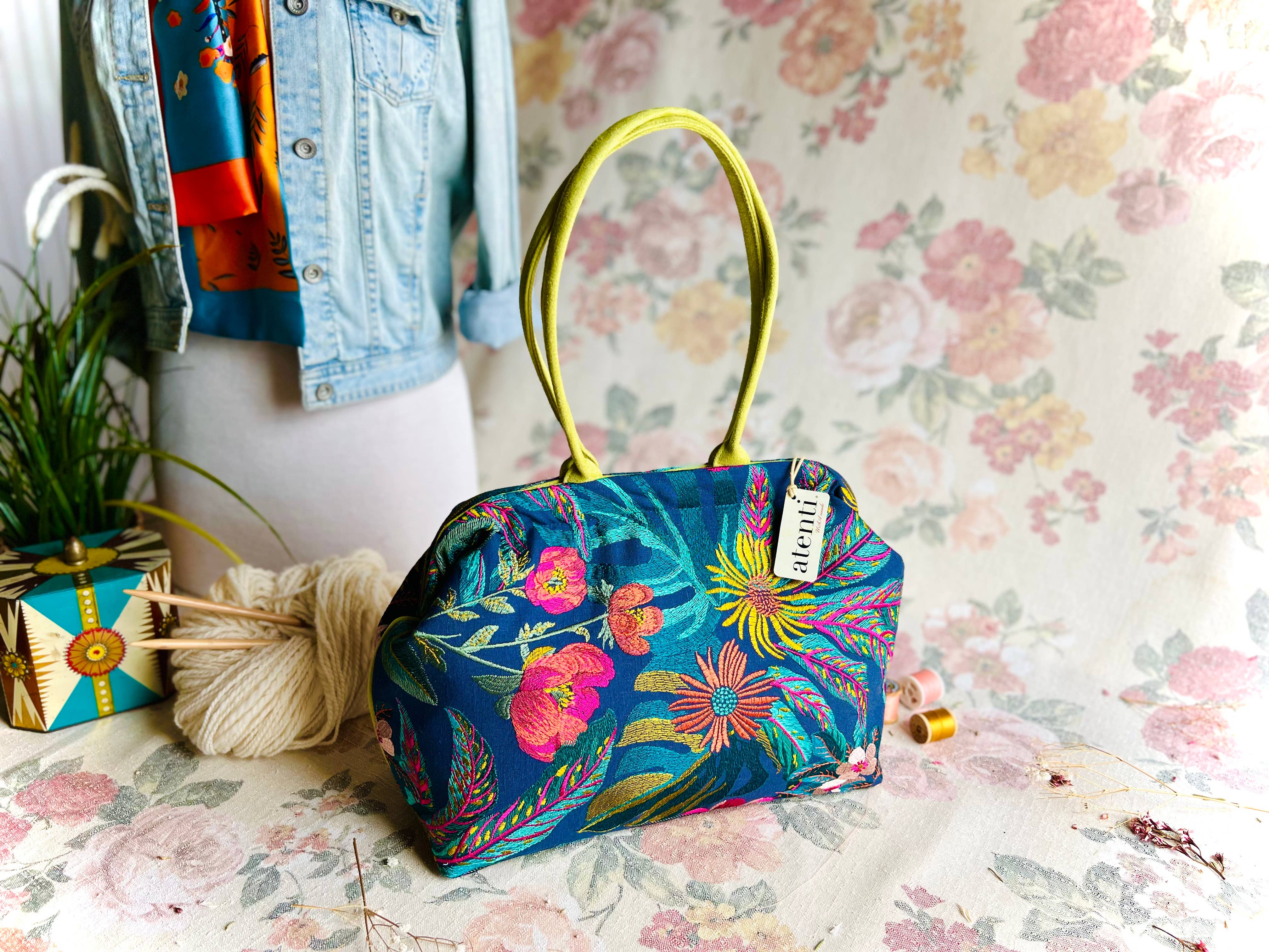 Atenti – Mala com alça superior – Mulher por atacado – Bolsa Doutora Moderna Flora Molly com Armação de Metal e Fecho de Pressão14