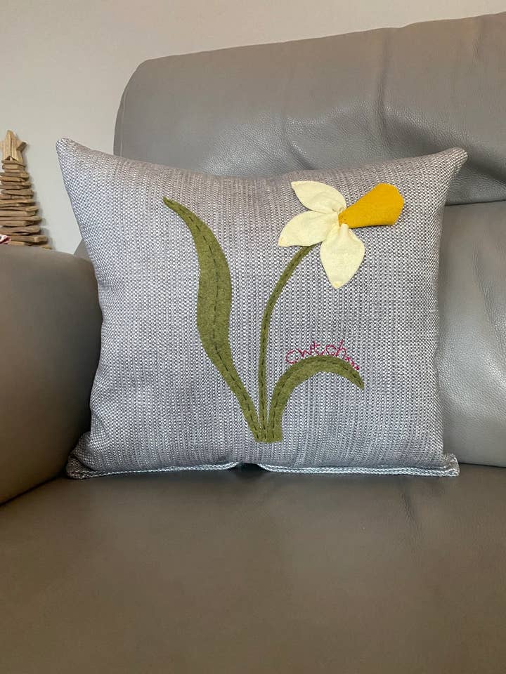 ALMOFADA DAFFODIL CWTCH por atacado de MaterialGirlbyRhian