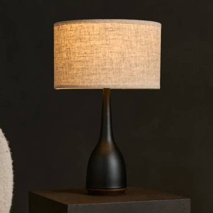 Jacob Black Lamp with Beige Shade – Elegant & Warm Lighting for wholesale by Tavellio