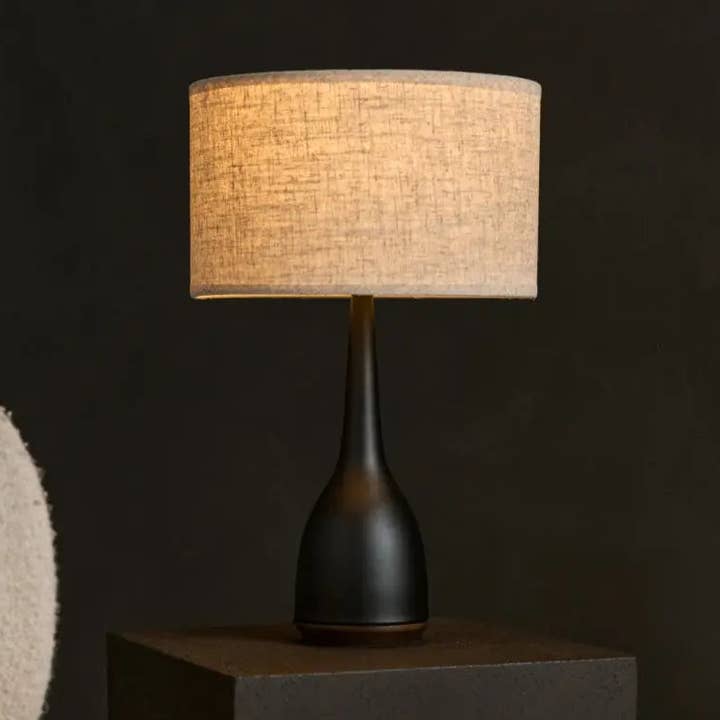 Jacob Black Lamp with Beige Shade – Elegant & Warm Lighting for wholesale by Tavellio