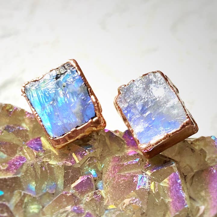 Regenboog maansteen vrije vorm oorbellen voor wholesale door MergingMetals