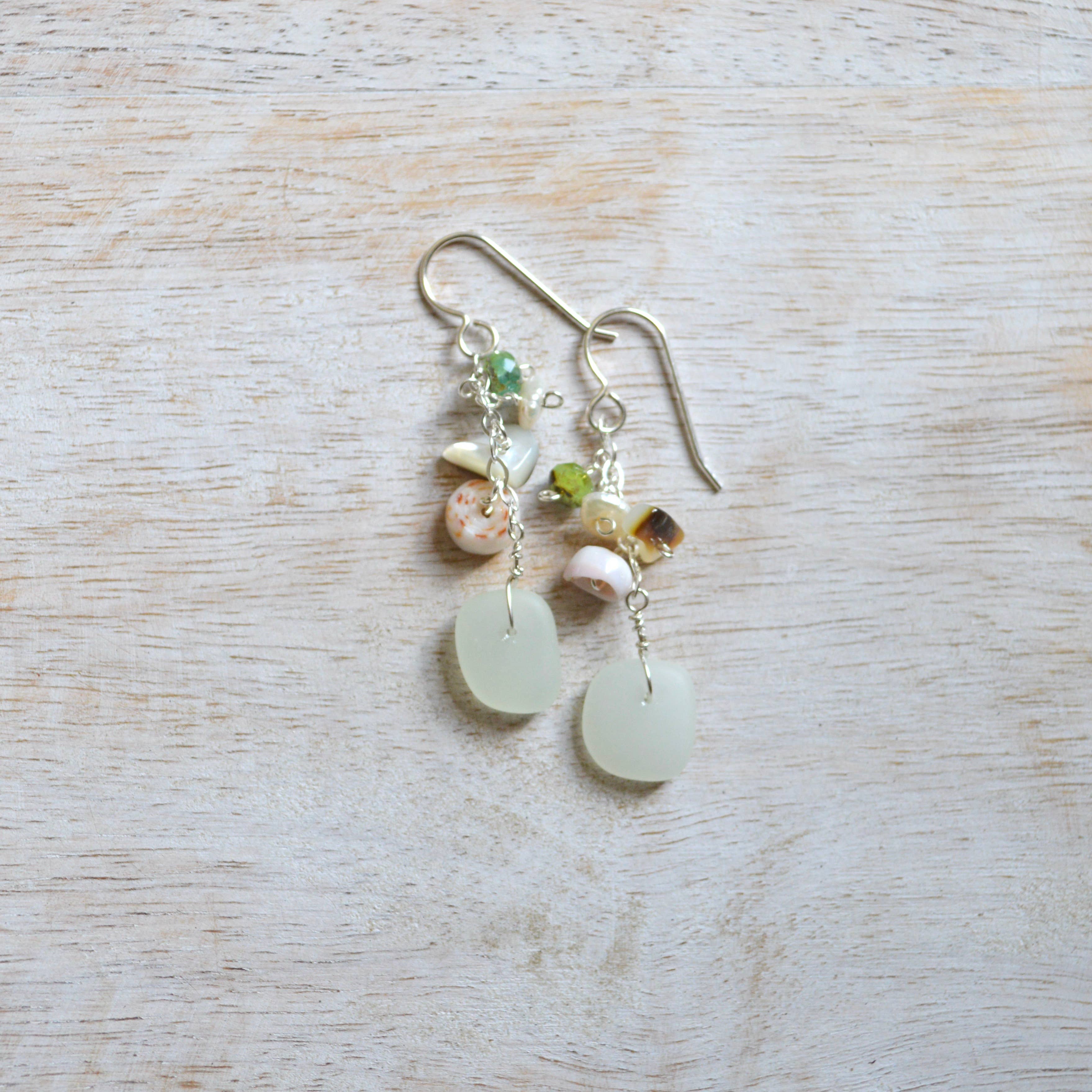 Salty But Sweet – Großhandel Ohrhänger – Opake Ohrringe mit schaumgrünem Glas und Muscheln2