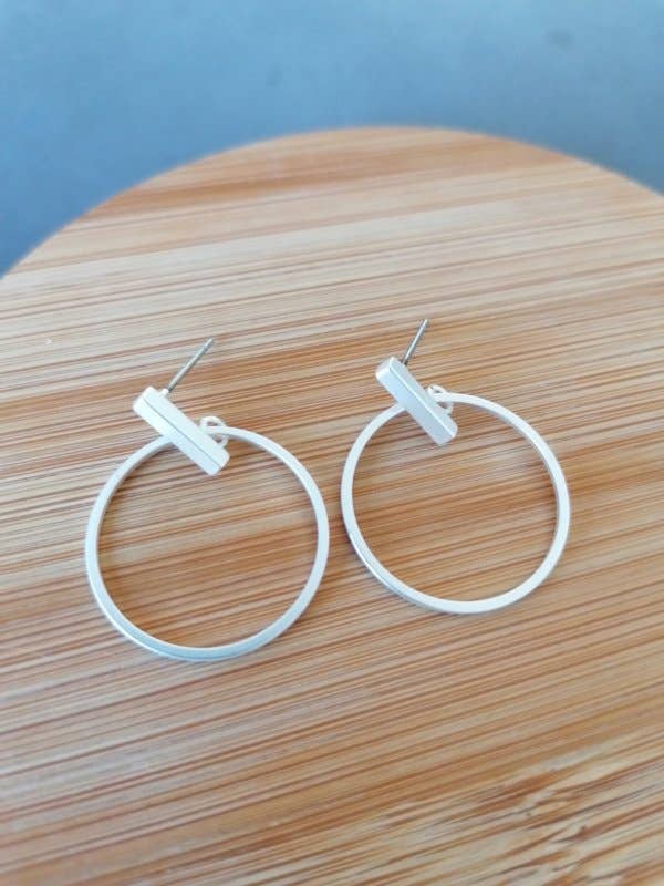 Lily - Vendita all'ingrosso Orecchini pendenti - Orecchini a perno rettangolari lucidi con cerchio aperto4