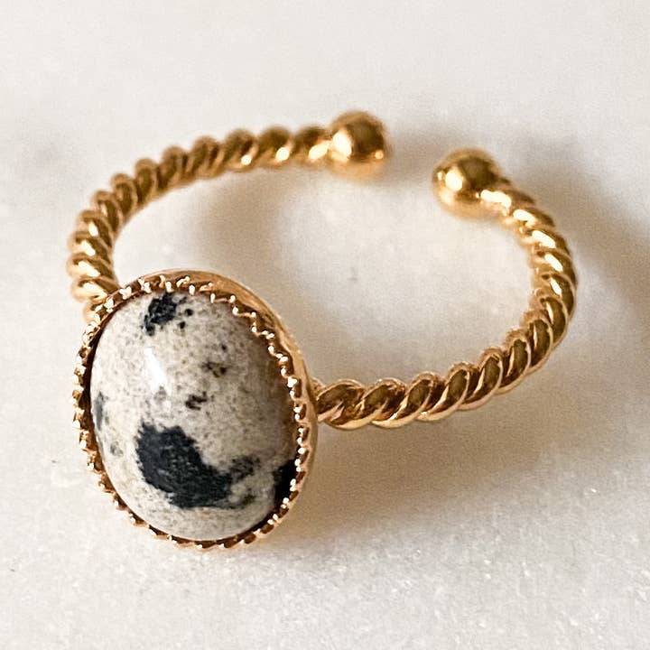 Irène ring verstelbaar met natuurlijke Dalmatian jaspis voor wholesale door Island Jewels