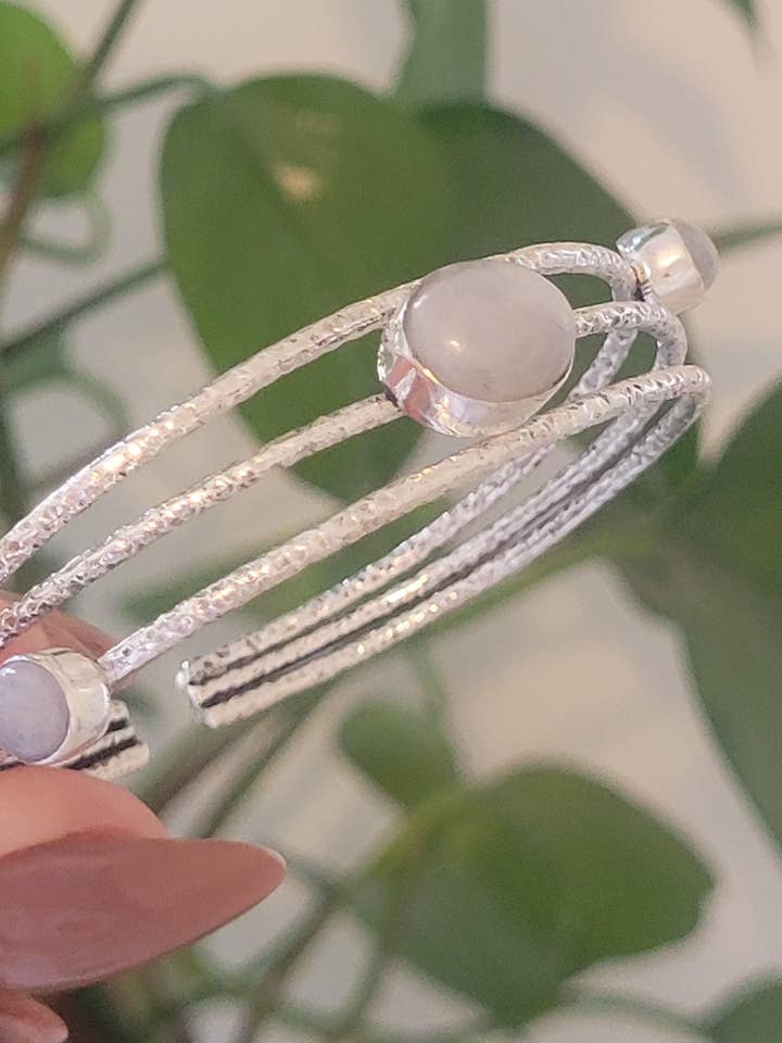 Brazalete Étnico Boho de Plata Martillada con Piedras para venta al por mayor de Laboheme