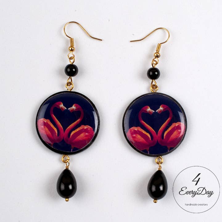 Brincos: flamingos sobre fundo preto por atacado de 4everyday Handmade