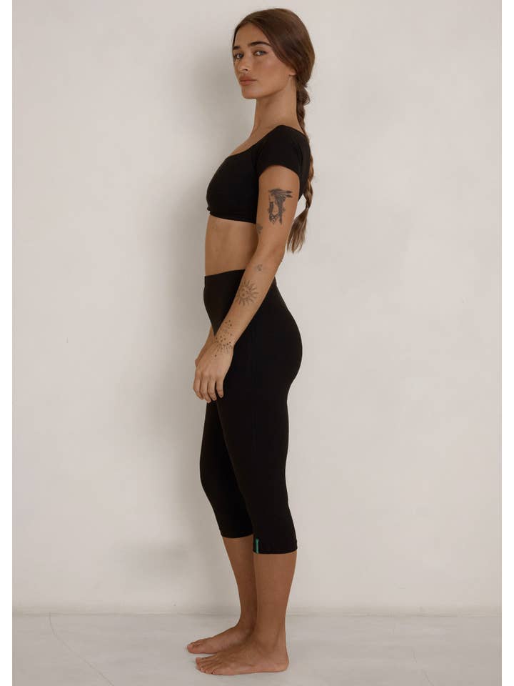 Pinky & Kamal – wholesale Sportöverdel – Dam – Scoop T-shirt Crop Top - Svart - Ekologisk bomull/bambu