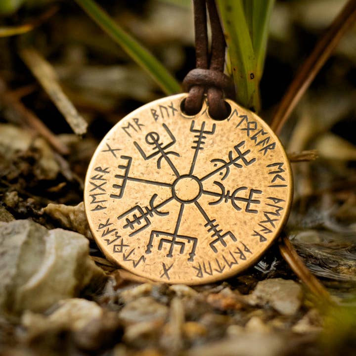 Collana Vegvisir Norse Compass in bronzo e pelle per la vendita all'ingrosso da parte di Shire Post Mint
