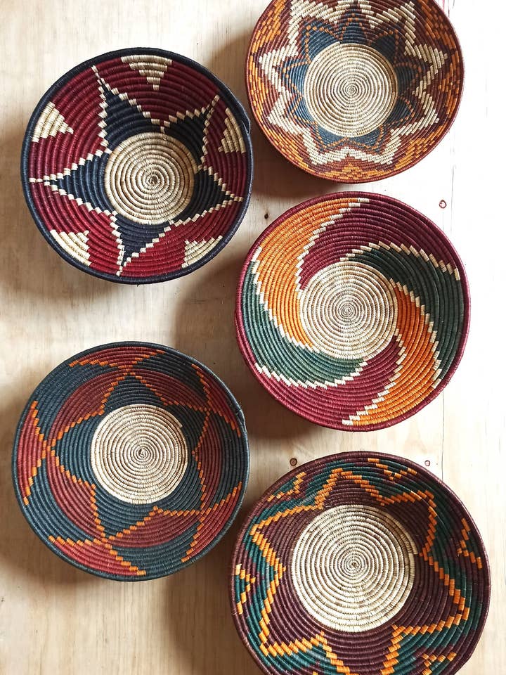 Afrikanische neutrale gewebte Körbe | Wandhängekörbe für den Großhandel von African Craft Collection