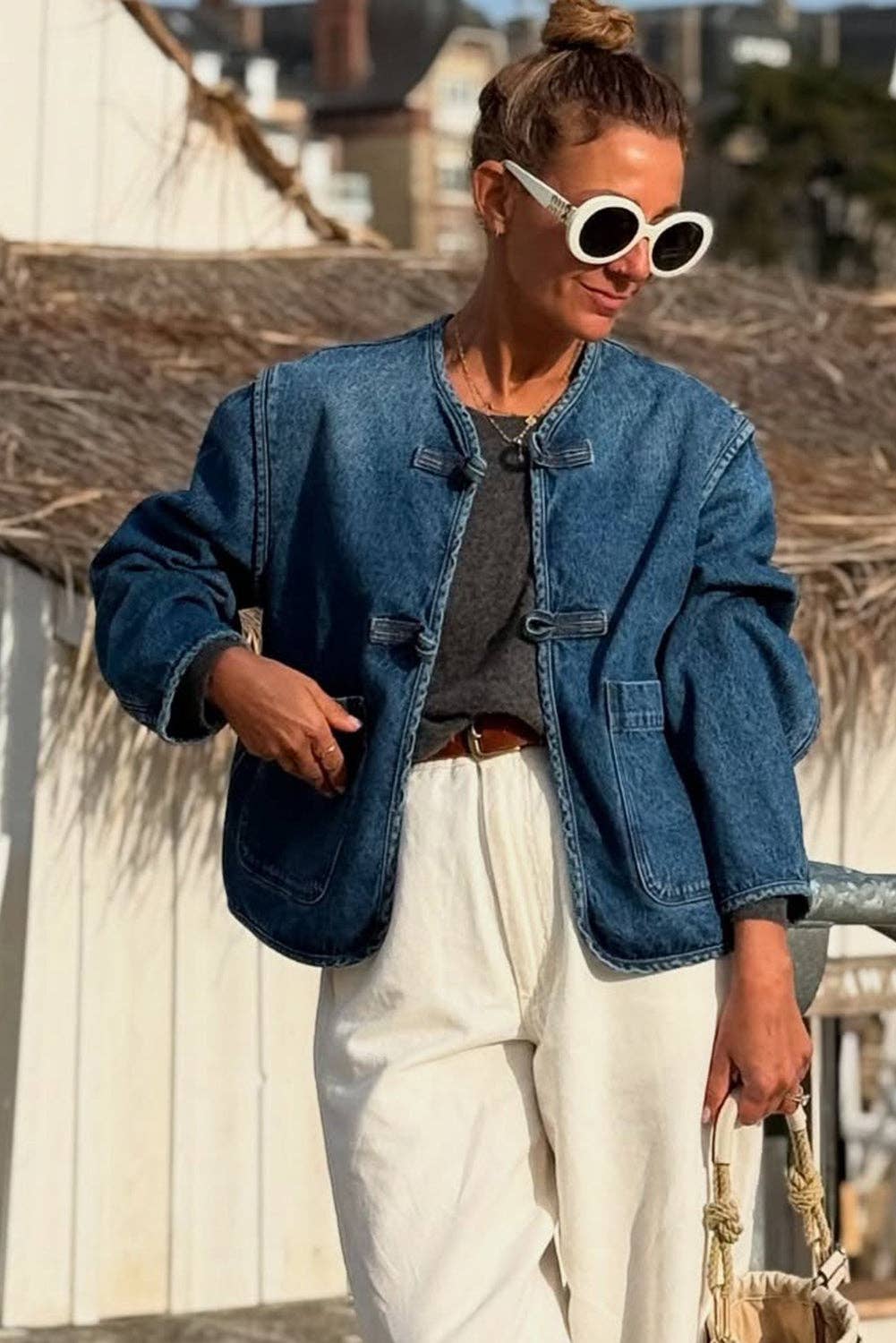 Sail Blue Giacca di jeans blu vintage con chiusura a vela, grandi tasche applicate, taglio dritto e lavaggio profondo. in vendita all'ingrosso su Faire5