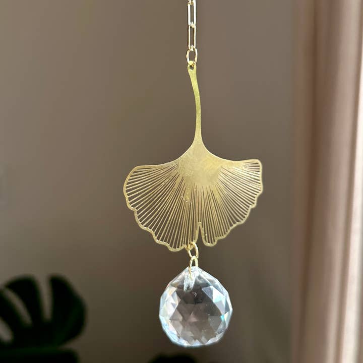 Ombra & Luce – wholesale Suncatcher – Giant Leaf Suncatcher Wall Hanging, Rainbow Maker, Ginkgo 1