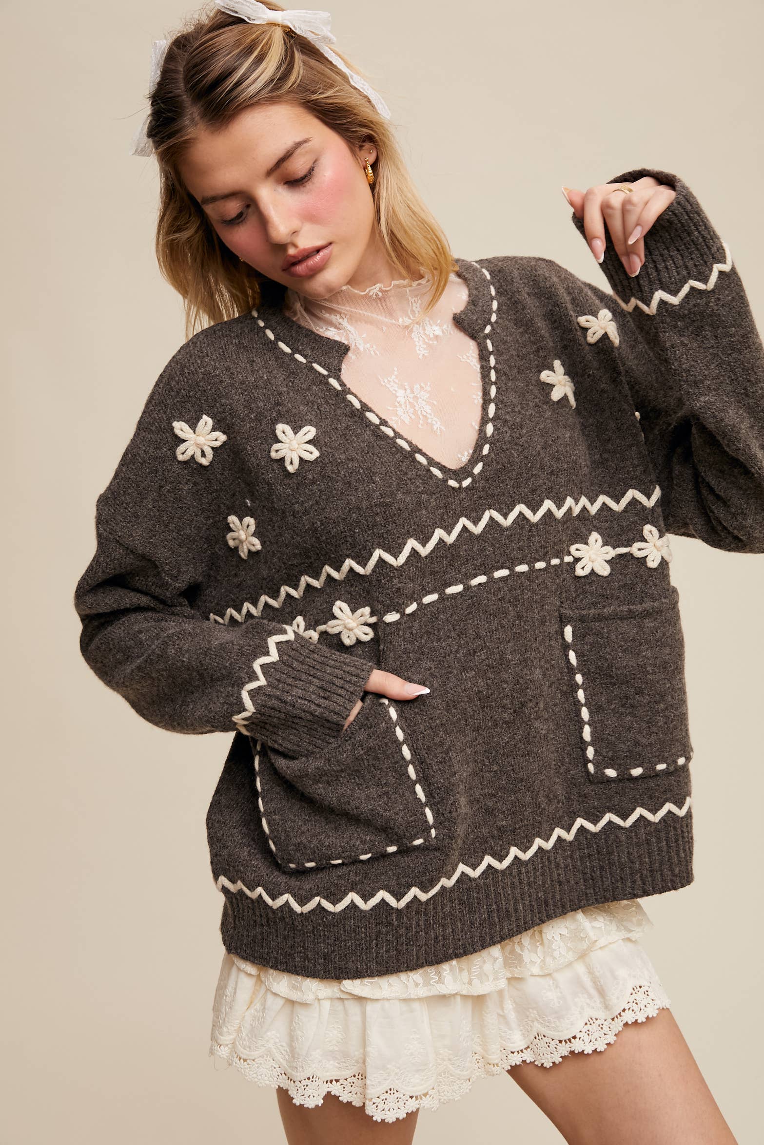 Listicle – wholesale Knitted jumper – Women′s – Floral Embroidered Knit Sweater LSW097813